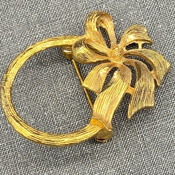 Vintage mid century modern gold tone wreath bow circle brooch - Picture 1 of 2
